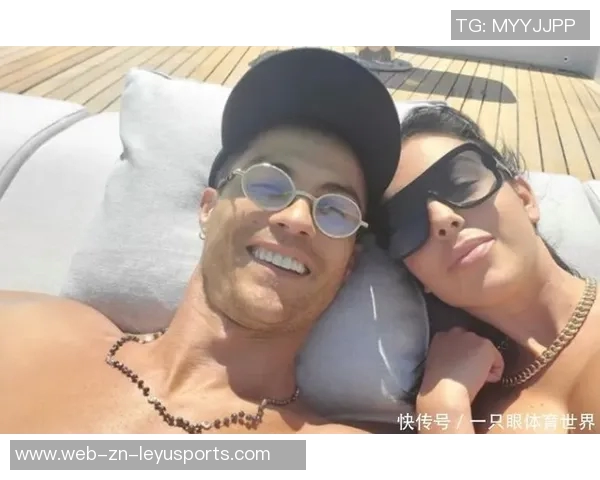 C罗获环足奖感言感谢妻子乔治娜台下微笑展幸福瞬间